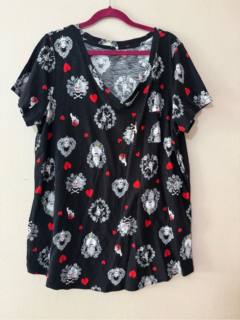 Torrid Villians Heart & Frame Print V-Neck Women's Top